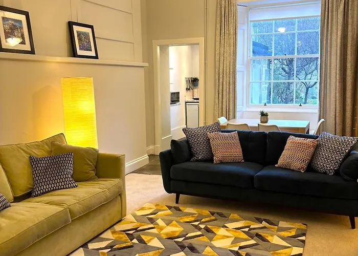 Spacious Apartment In Central Edinburgh